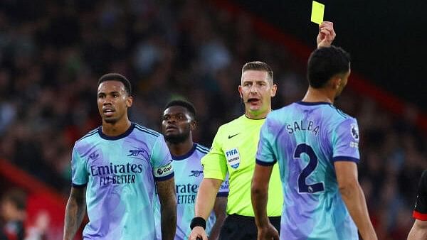 <div class="paragraphs"><p> Arsenal's William Saliba is shown a yellow card by referee Robert Jones.</p></div>