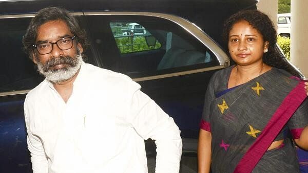 <div class="paragraphs"><p>JMM MLA Kalpana Soren (R) with her husband Jharkhand Chief Minister Hemant Soren (L).</p></div>