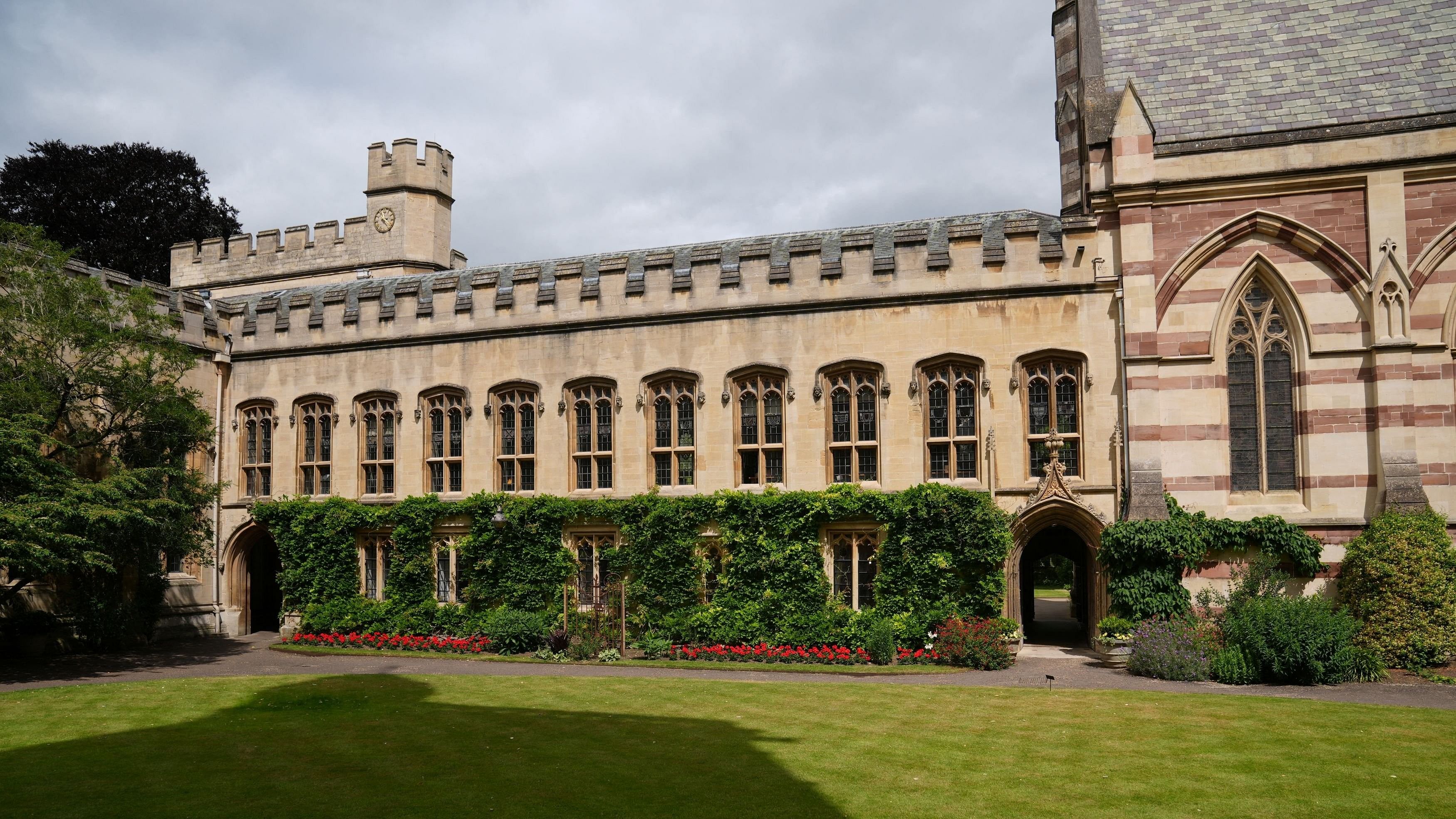 <div class="paragraphs"><p>A view of Balliol College in Oxford University</p></div>