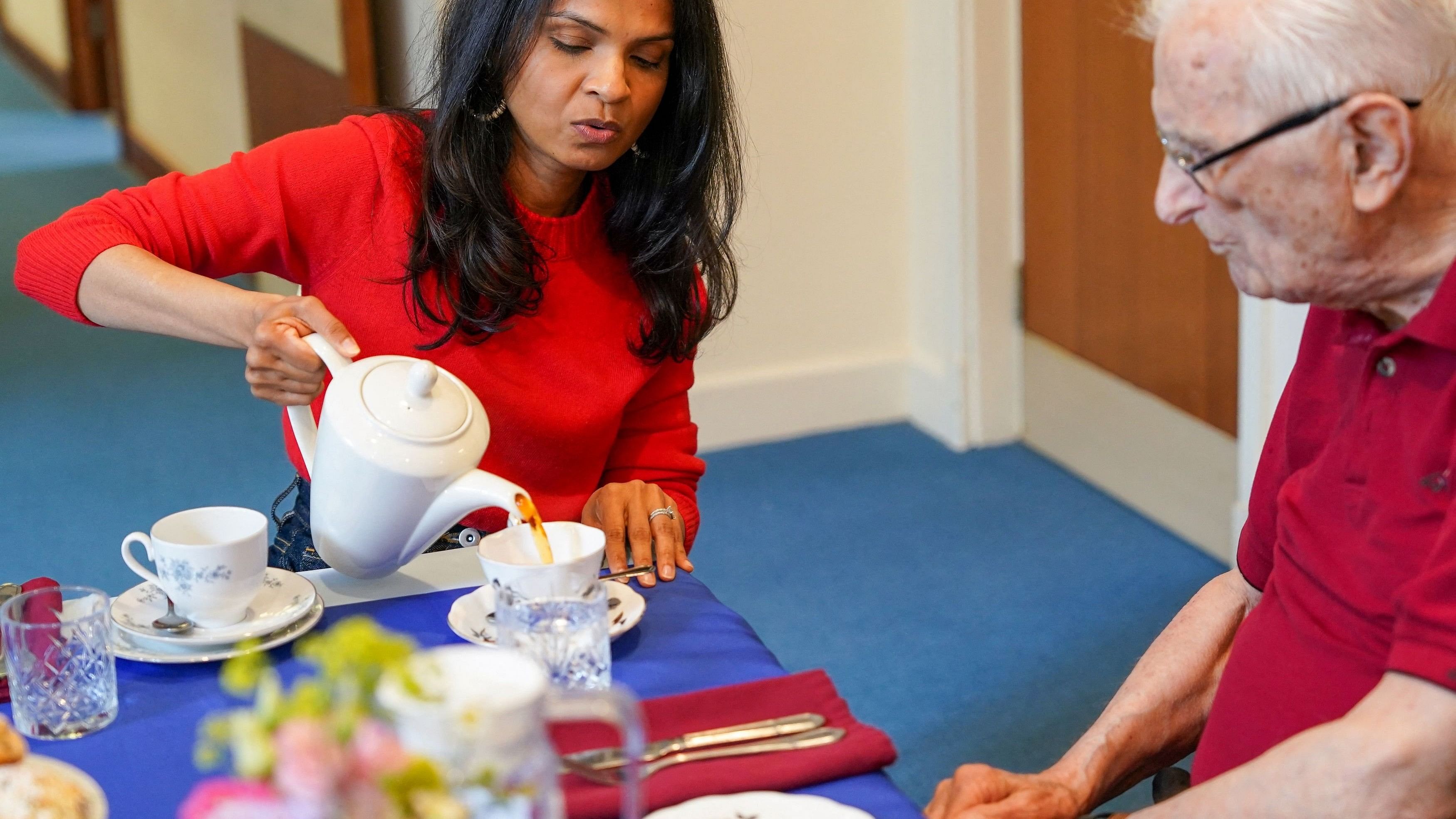 <div class="paragraphs"><p>Akshata Murthy, wife of former UK PM Rishi Sunak, pours a cup of tea. Image for representational purposes.</p></div>