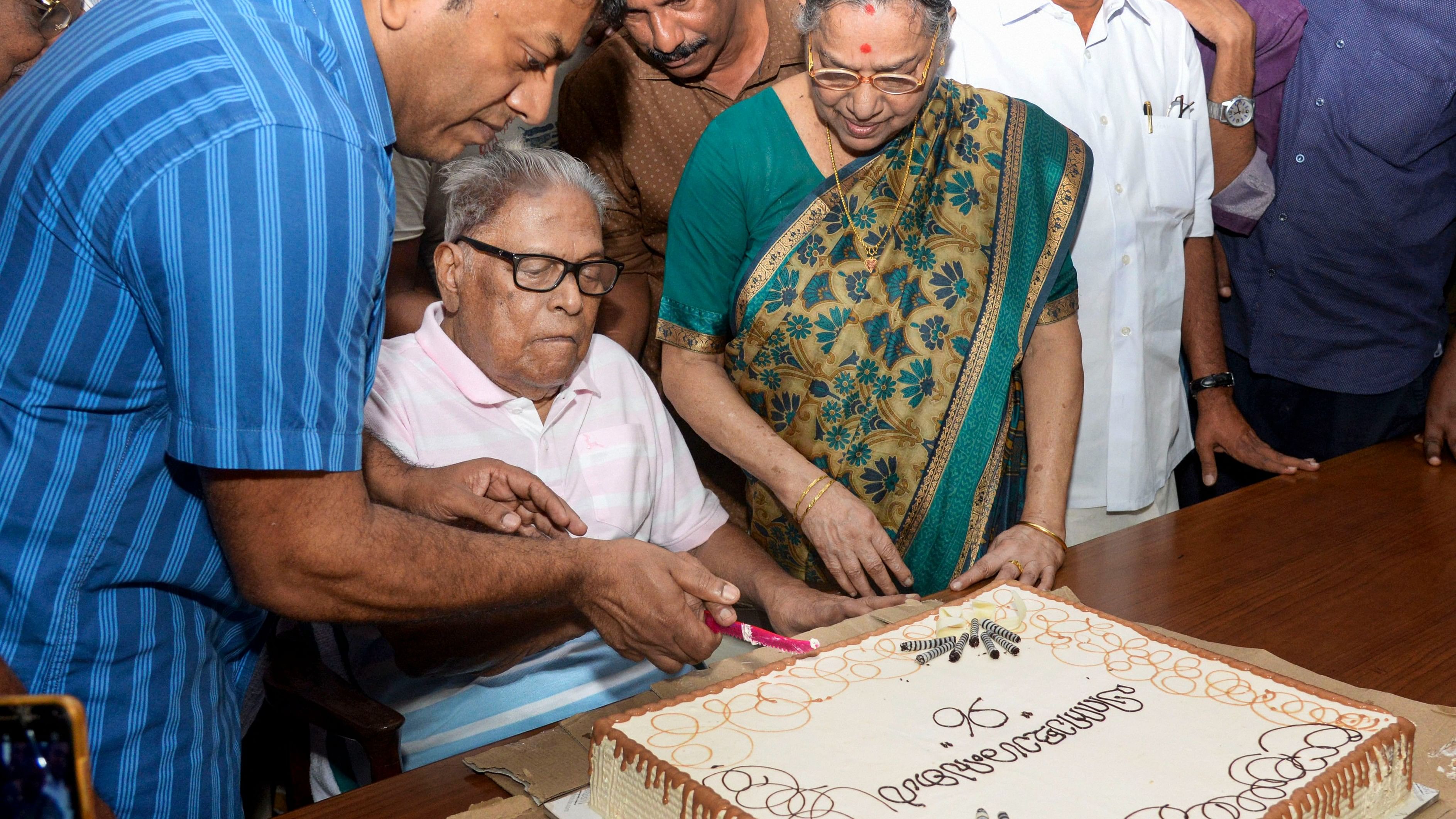 <div class="paragraphs"><p>Veteran Communist leader and former Kerala Chief Minister V S Achuthanandan (C) cuts a cake, October 20, 2019.</p></div>