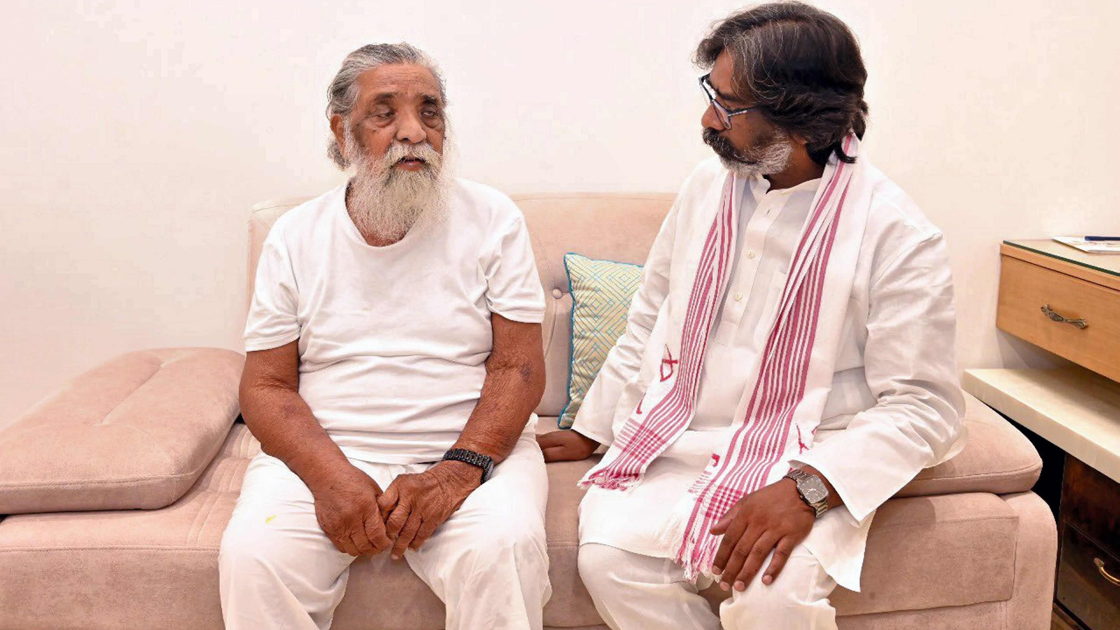 <div class="paragraphs"><p> Hemant Soren's father and JMM chief, Shibu Soren (L).</p></div>