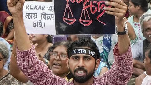 <div class="paragraphs"><p>People raise slogans near the fasting mancha of junior doctors observing fast-unto-death in protest against the alleged rape and murder of their colleague at the RG Kar Medical College and Hospital, in Kolkata, Sunday, Oct. 20, 2024.</p></div>