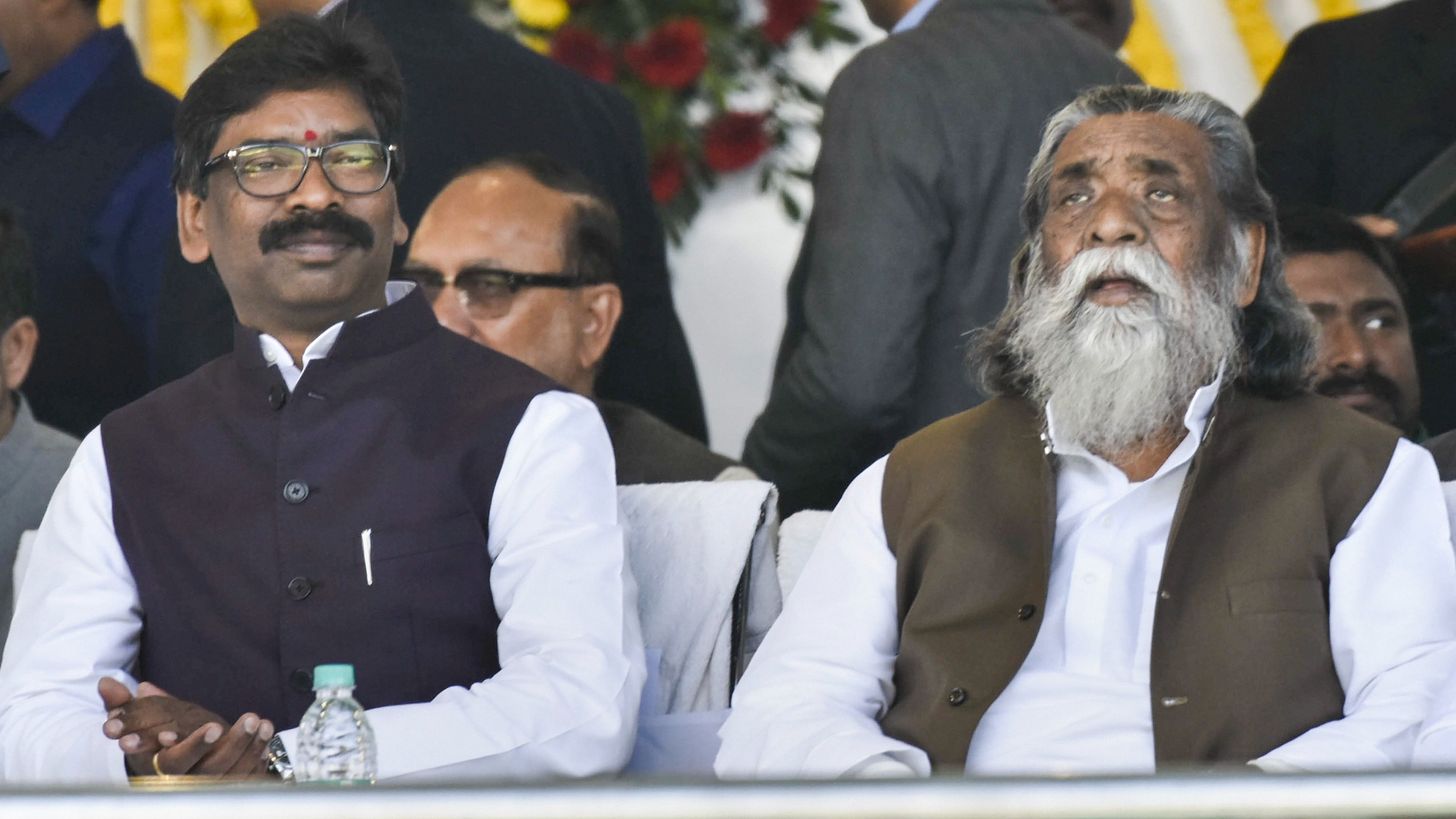 <div class="paragraphs"><p>Jharkhand Chief Minister Hemant Soren with his father Shibu Soren</p></div>