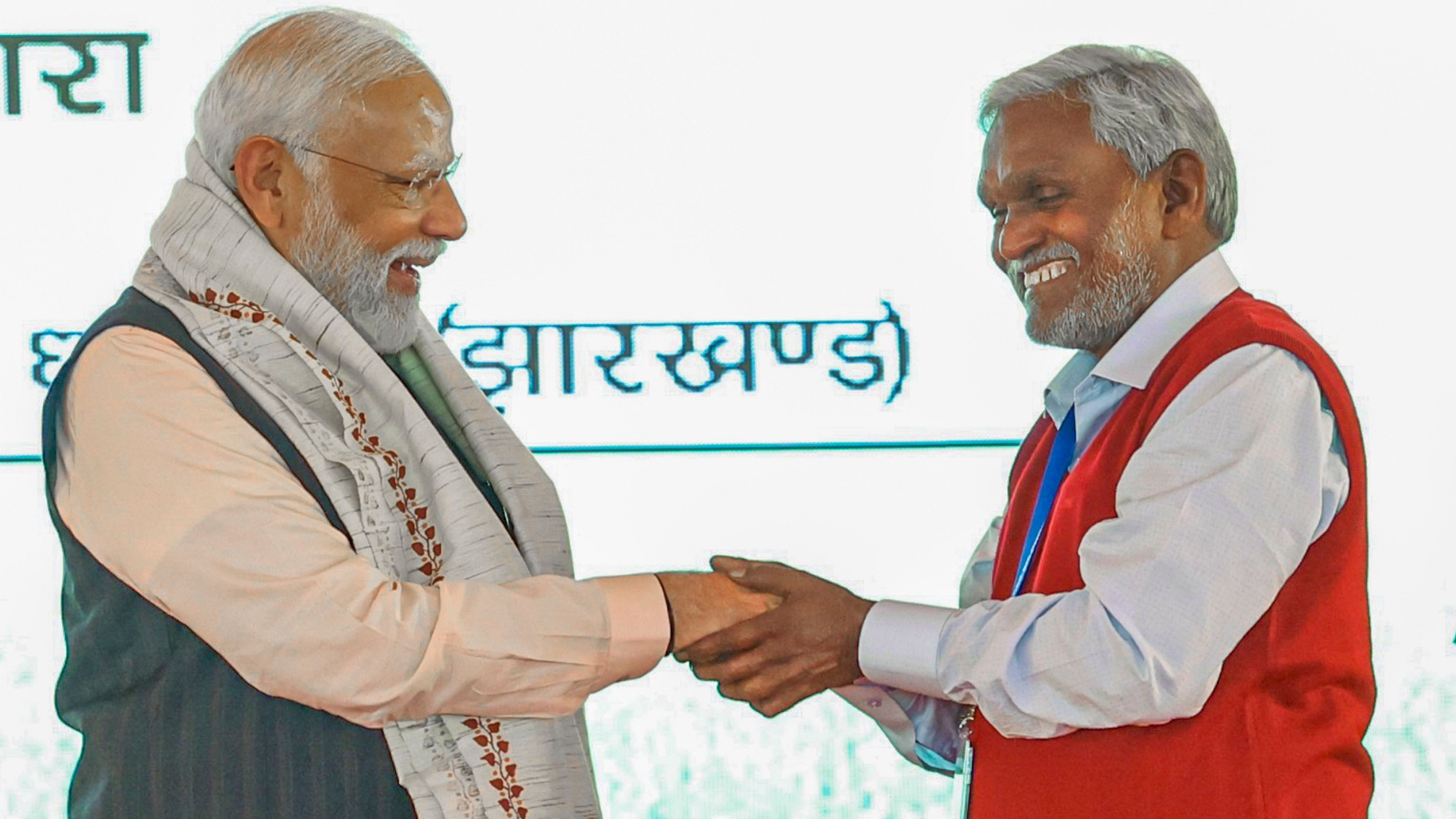 <div class="paragraphs"><p> Prime Minister Narendra Modi with former Jharkhand Chief Minister Champai Soren</p></div>