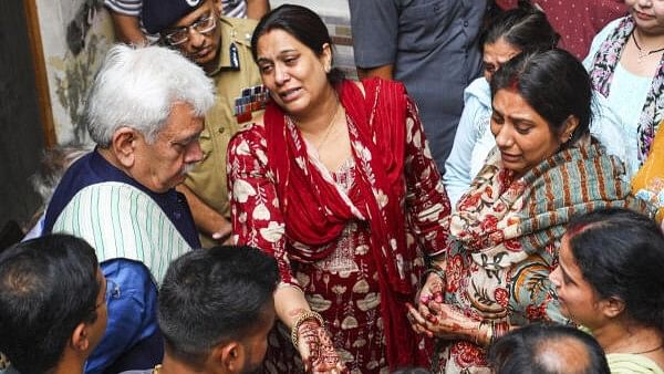 <div class="paragraphs"><p>Jammu and Kashmir Lieutenant Governor Manoj Sinha meets the family members of Shashi Bhushan Abrol, who was killed in a terrorist attack in J&amp;K's Ganderbal.</p></div>