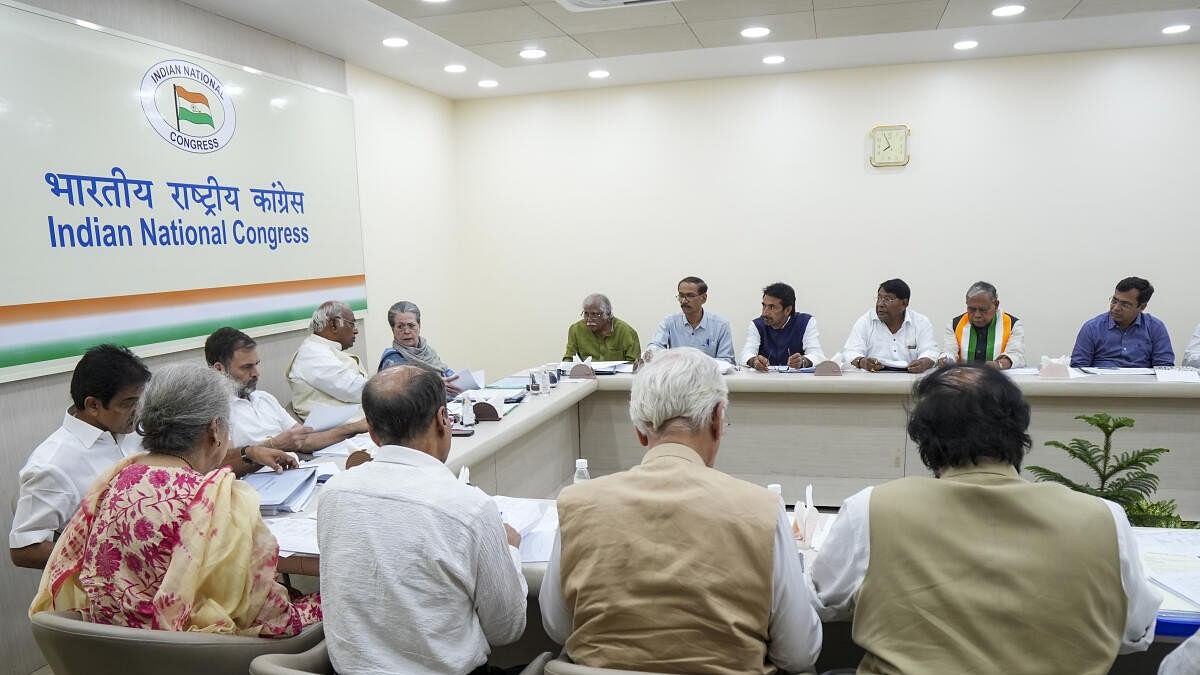 <div class="paragraphs"><p>Congress President Mallikarjun Kharge with party leaders Sonia Gandhi, Rahul Gandhi and others during the party's CEC meeting regarding the upcoming Jharkhand Assembly elections.</p></div>