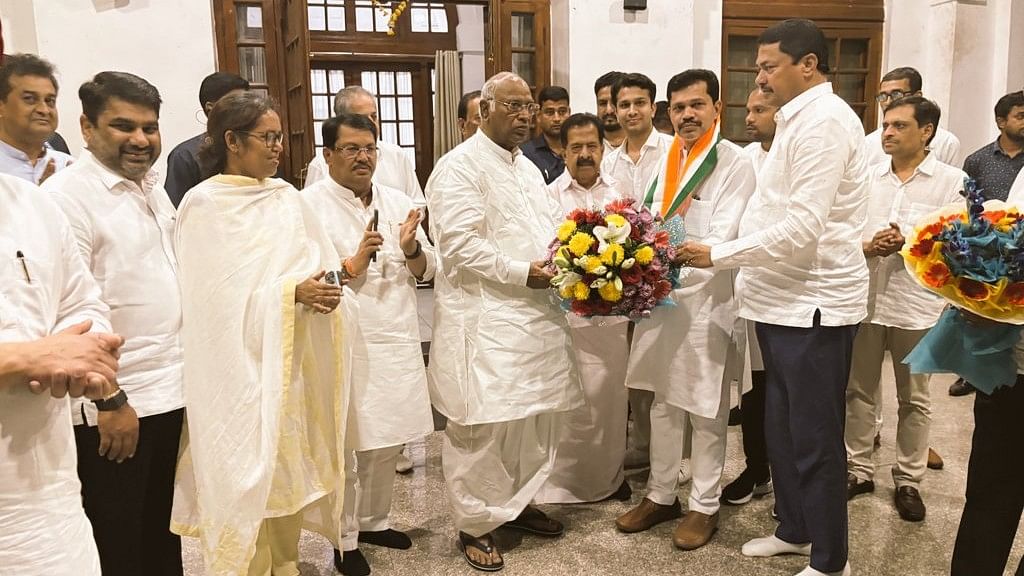 <div class="paragraphs"><p>Kapil Patil joins Congress</p></div>