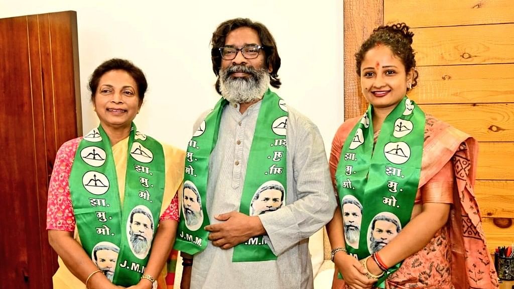 <div class="paragraphs"><p>Louis Marandi with Jharkhand CM Hemant Soren and his wife Kalpana.&nbsp;</p></div>