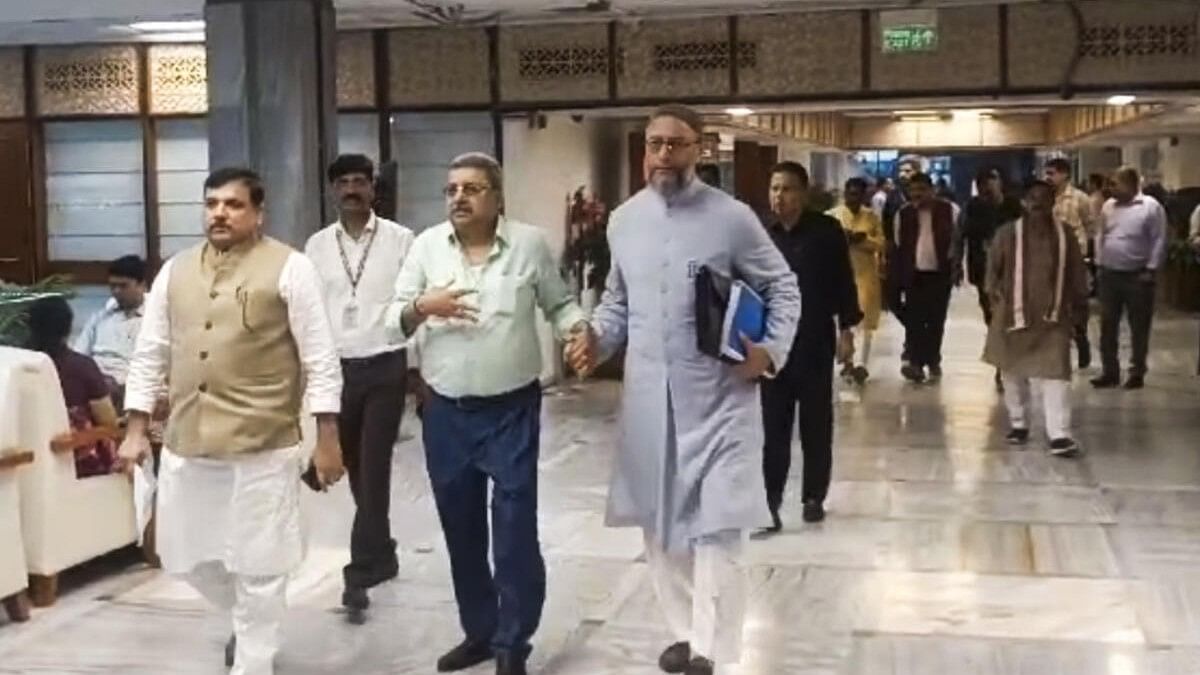 <div class="paragraphs"><p>Members of Joint Parliamentary Committee on Waqf (Amendment) Bill leave after a meeting at Parliament House Annexe, in New Delhi, Tuesday, Oct. 22, 2024.</p></div>