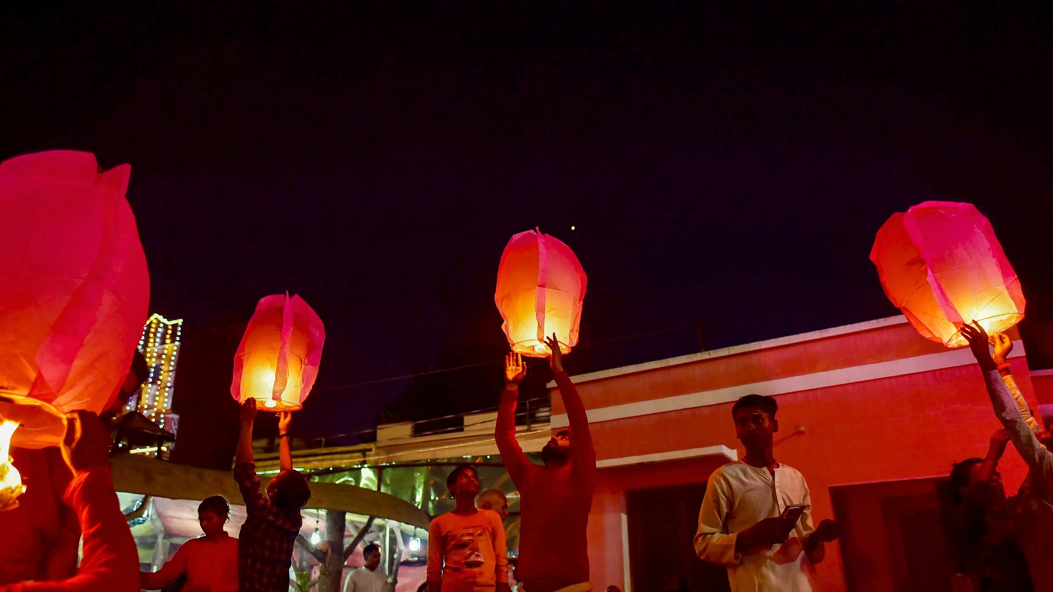 <div class="paragraphs"><p>People release sky lanterns to celebrate Diwali festival.</p></div>