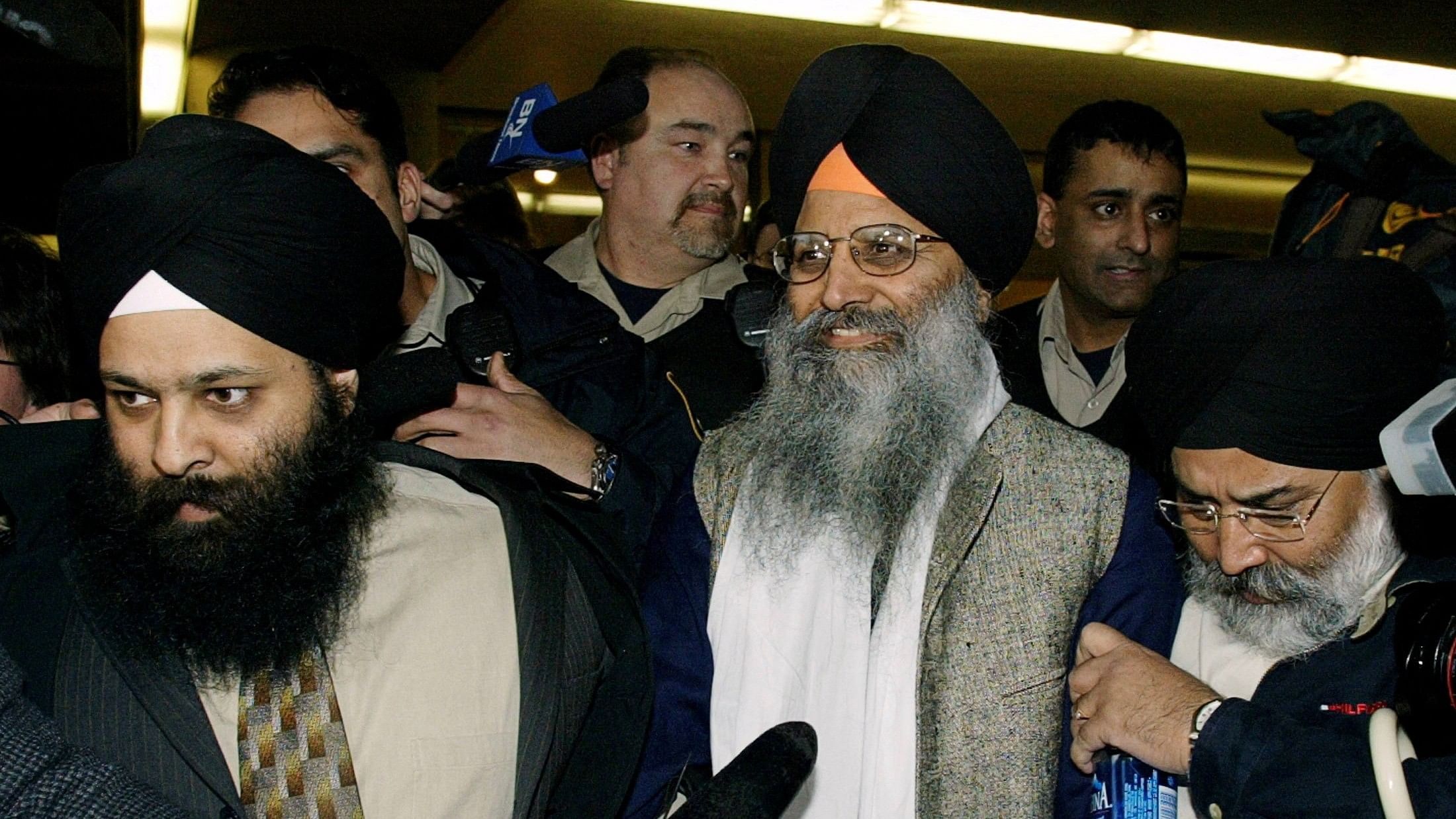 Sikh activist Ripudaman Singh Malik (C) smiles as he leaves a Vancouver court March 16, 2005, after being found not guilty in the 1985 bombing of an Air India flight off the Irish coast.