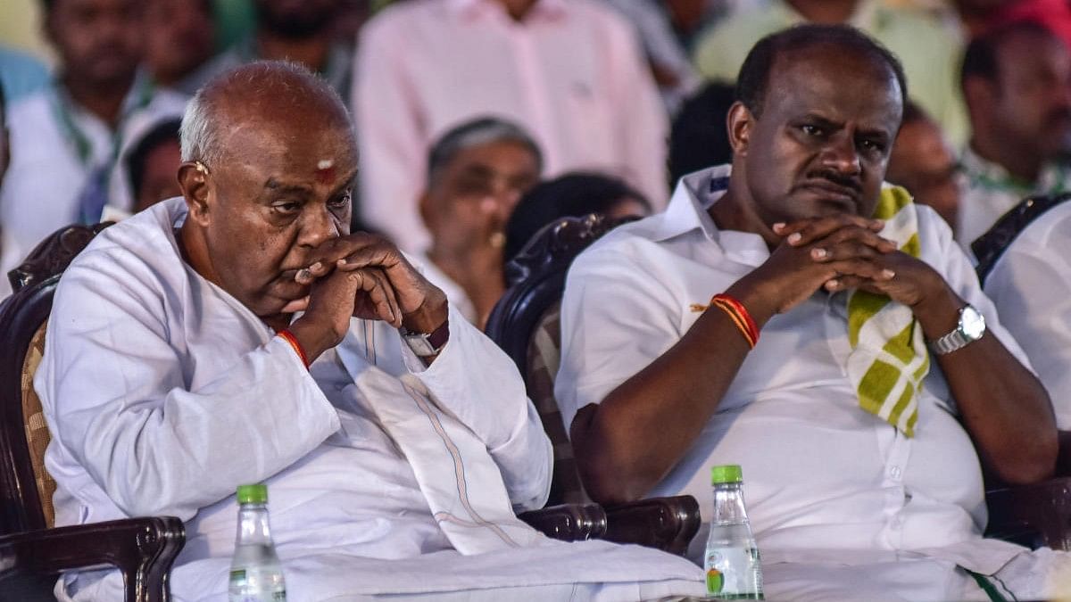 <div class="paragraphs"><p>JD(S) supremo H D Deve Gowda with H D Kumaraswamy.</p></div>