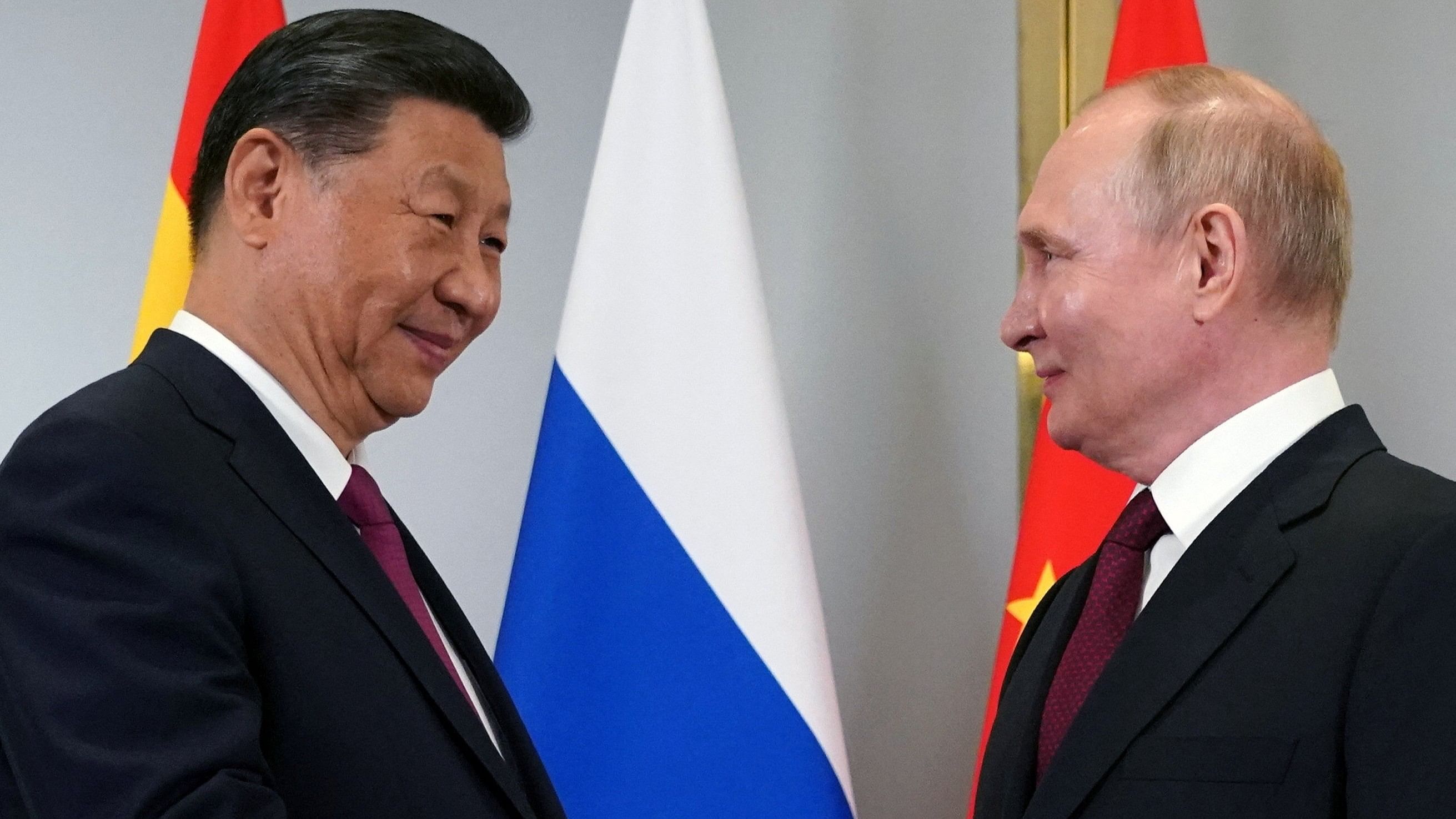 <div class="paragraphs"><p>Russian President Vladimir Putin greets Chinese President Xi Jinping </p></div>