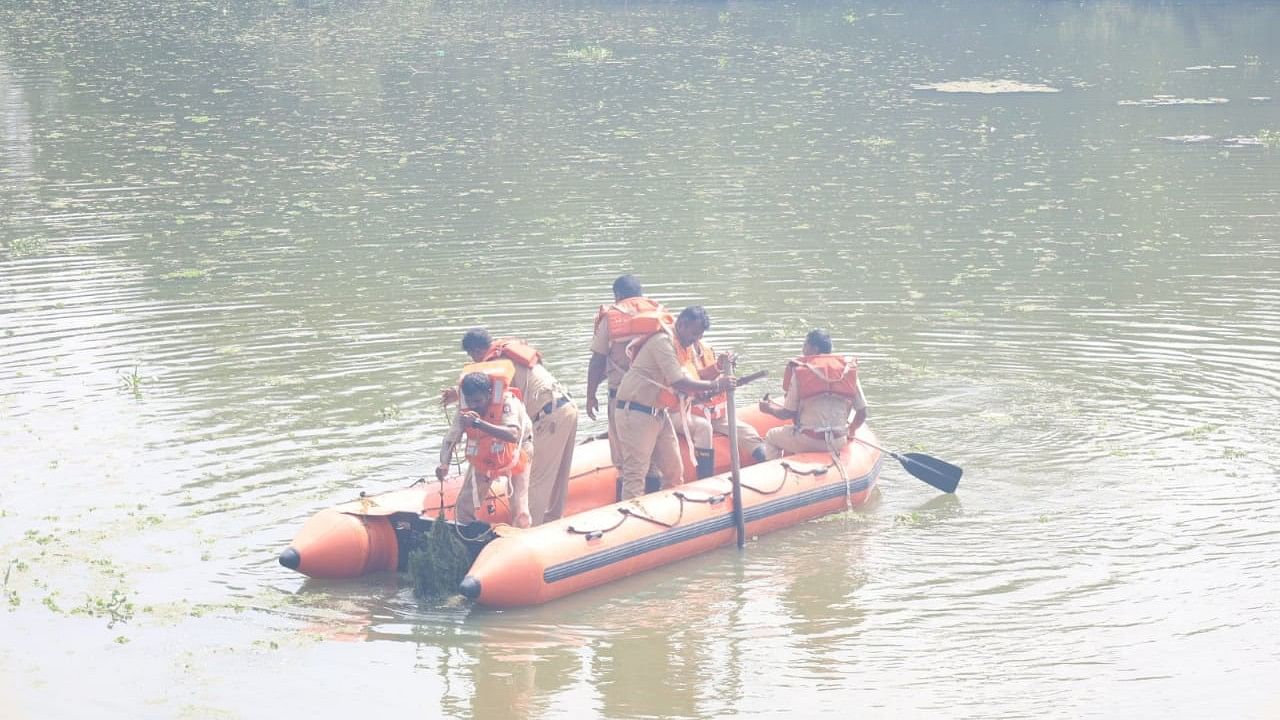 <div class="paragraphs"><p>Rescue operations underway at Kengeri Lake.</p></div>