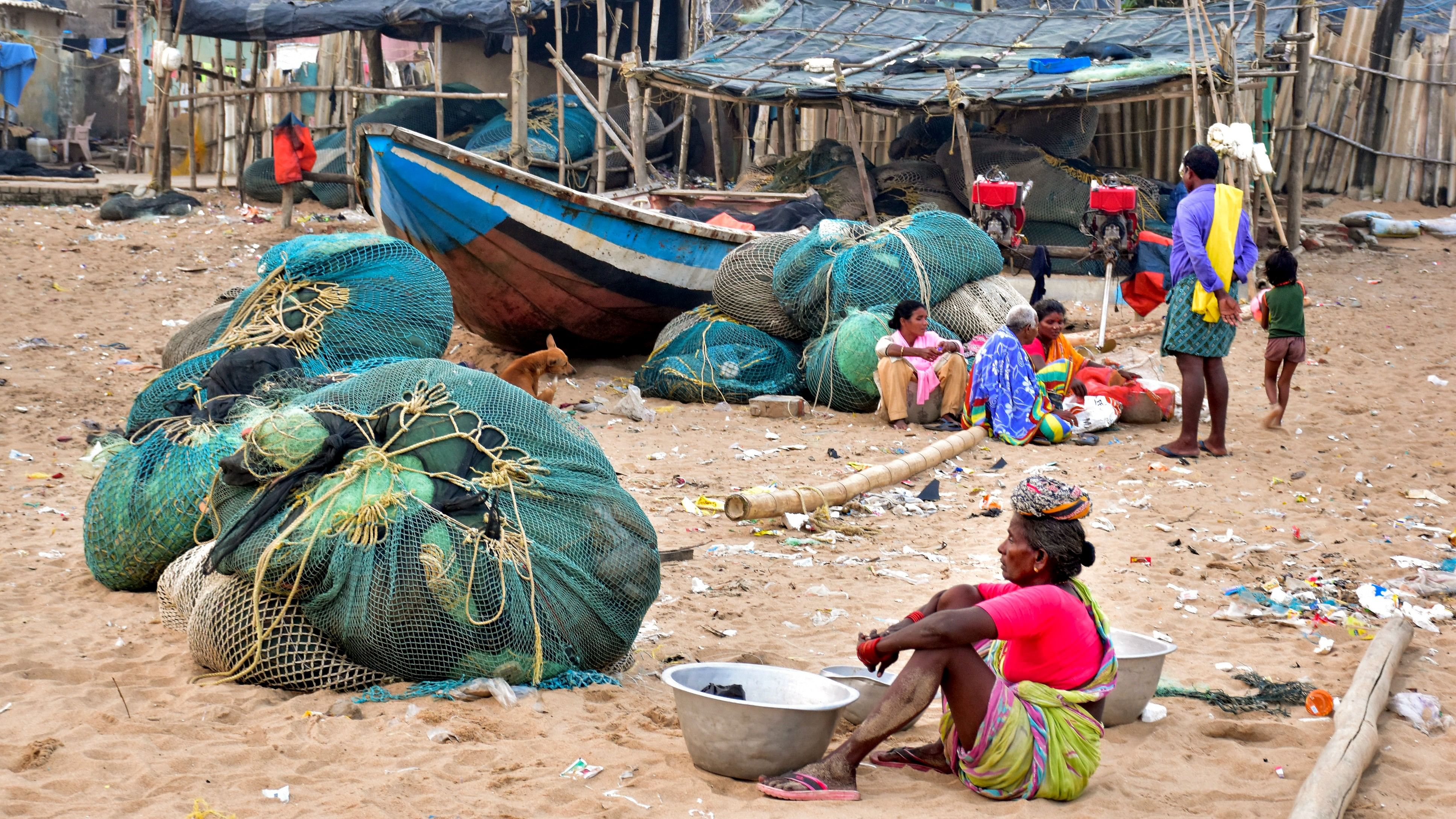 <div class="paragraphs"><p>Fishing community people prepare to leave the coast in preparations for Cyclone Dana, in Puri.</p></div>