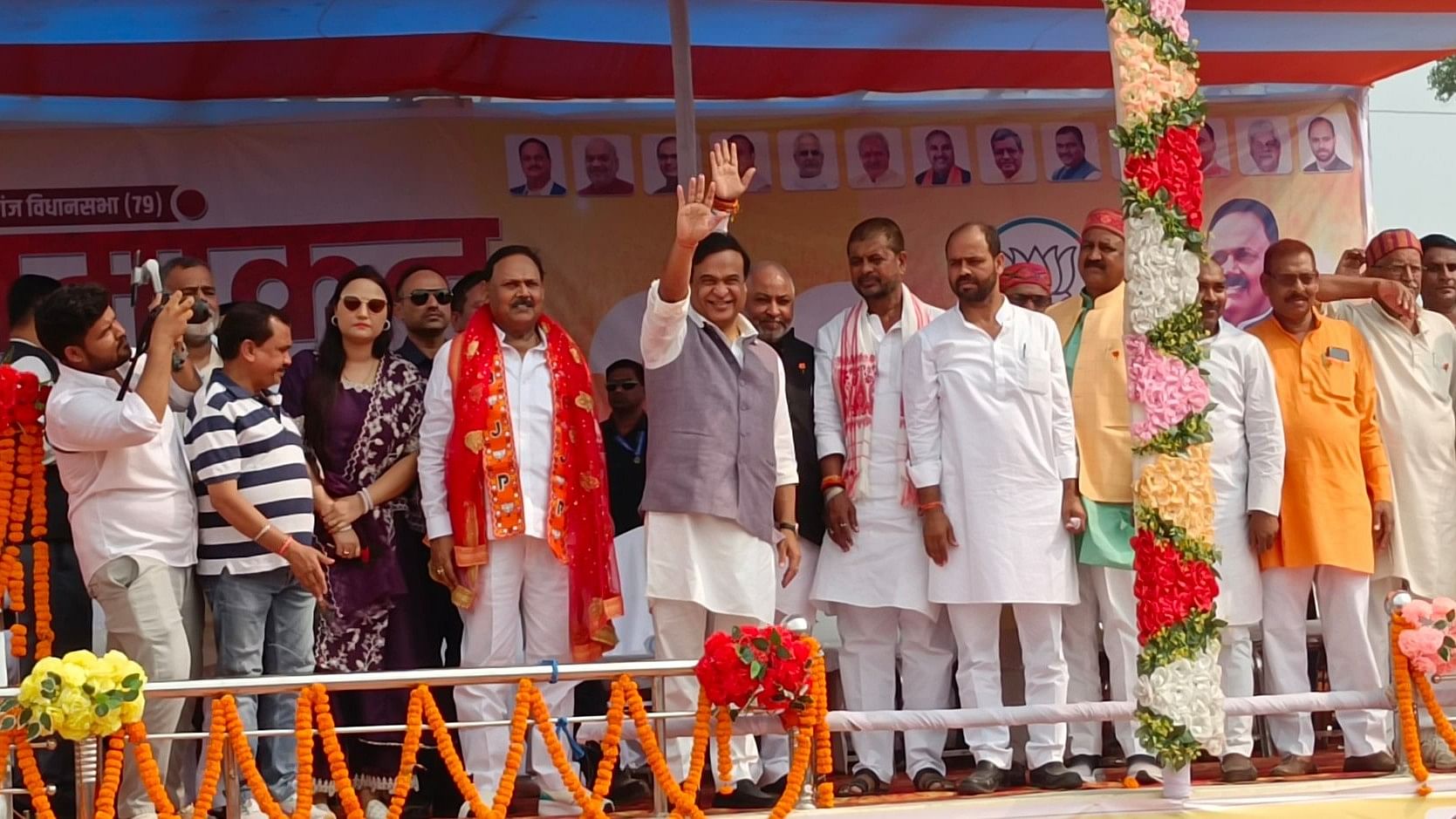 <div class="paragraphs"><p>Himanta Biswa Sarma waves to the crowd during an election rally in&nbsp;Palamu.&nbsp;</p></div>