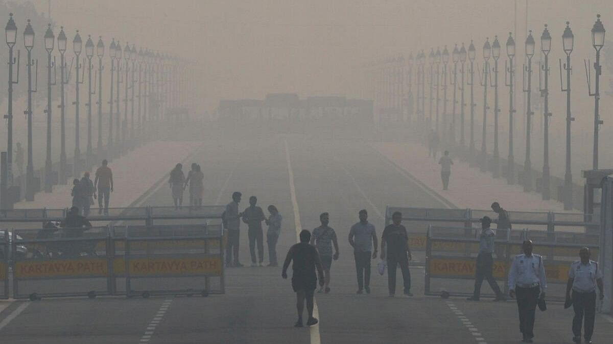 <div class="paragraphs"><p>People walk on 'Kartavya Path' amidst the morning smog in New Delhi, India.</p></div>