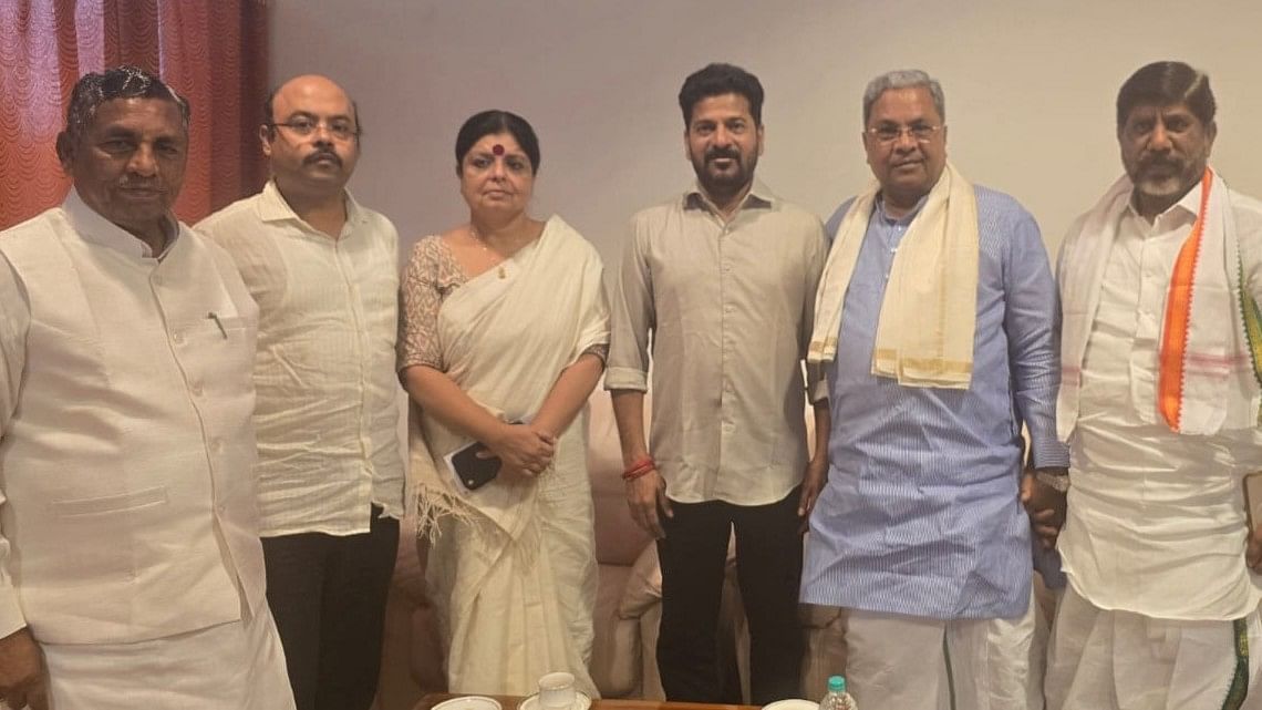 <div class="paragraphs"><p>Caption: Chief Minister Siddaramaiah meets Telangana Chief Minister Revanth Reddy and&nbsp; DCM&nbsp;Mallu Bhatti Vikramarka&nbsp;at the Mysuru Airport on Wednesday.&nbsp; </p></div><div class="paragraphs"><p><br></p></div>