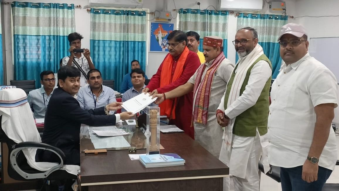 <div class="paragraphs"><p>BJP's Satyendra Nath Tiwari files his nomination papers from Garhwa assembly seat.</p></div>