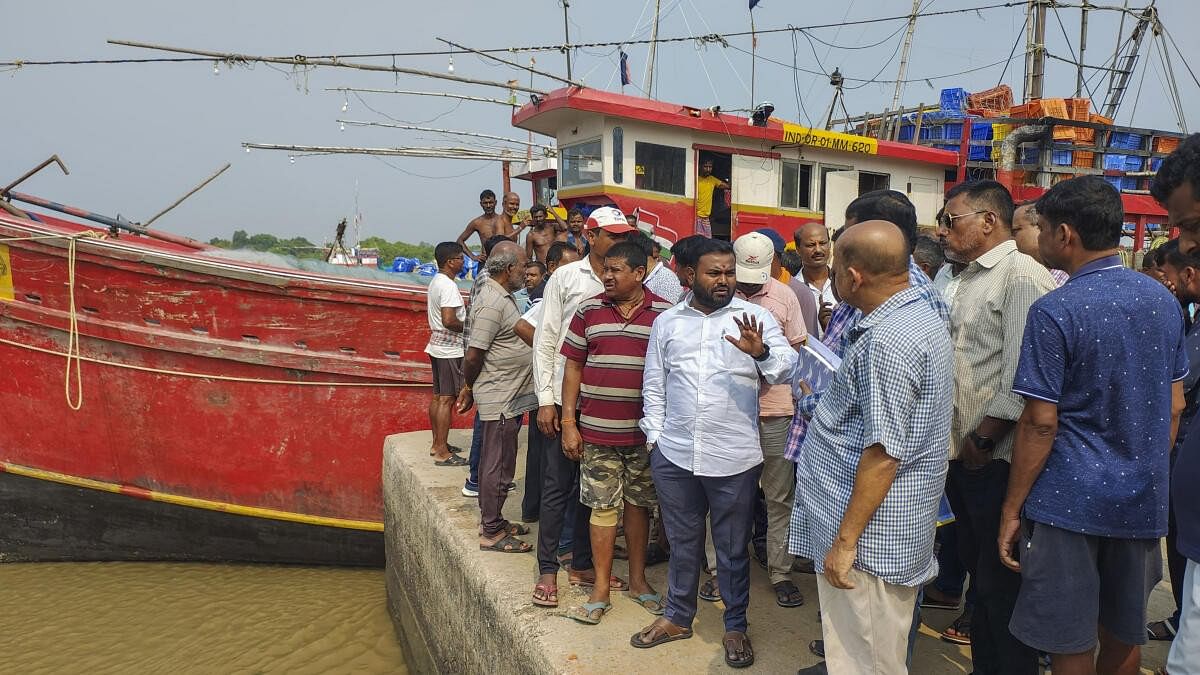 <div class="paragraphs"><p>MLA Manas Kumar Dutta interacts with fishermen during inspection of the Bahabalpur Jetty area ahead of cyclone Dana landfall, in Balasore district, Odisha.</p></div>