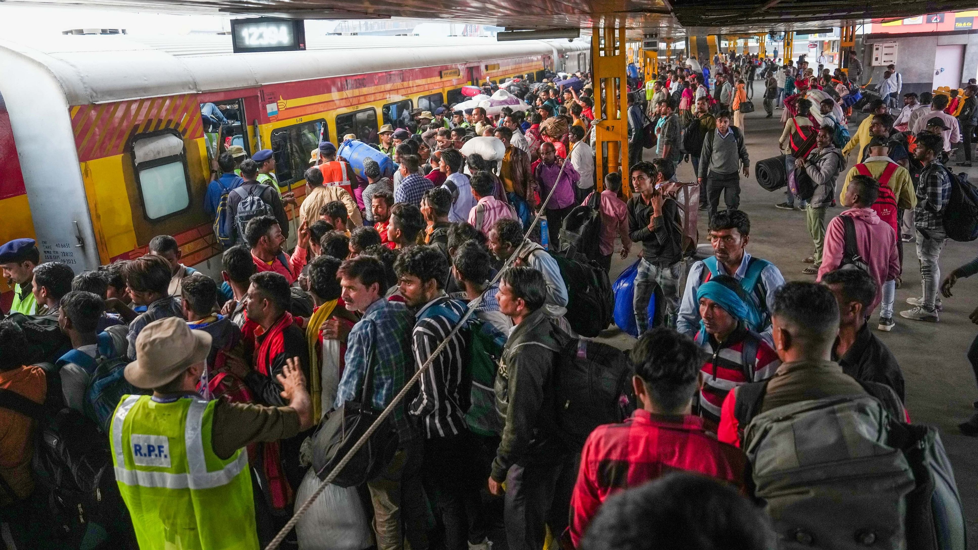 <div class="paragraphs"><p>File photo of passengers boarding a train to travel home for the 'Chhath Puja' festival, at New Delhi Railway Station, Saturday, Nov. 18, 2023.</p></div>