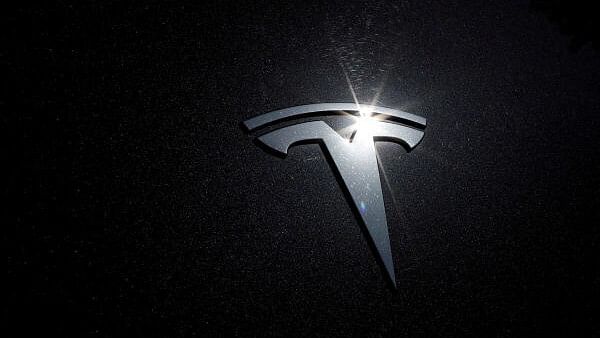 <div class="paragraphs"><p>Tesla logo.</p></div>