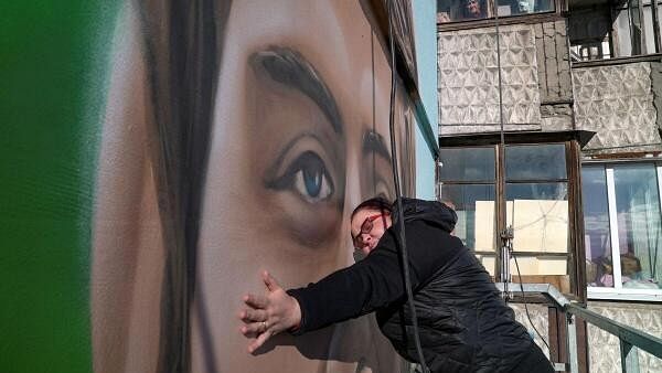 <div class="paragraphs"><p>Ukrainian street artist honors fallen Ukrainian soldiers with giant murals in Kyiv.</p></div>