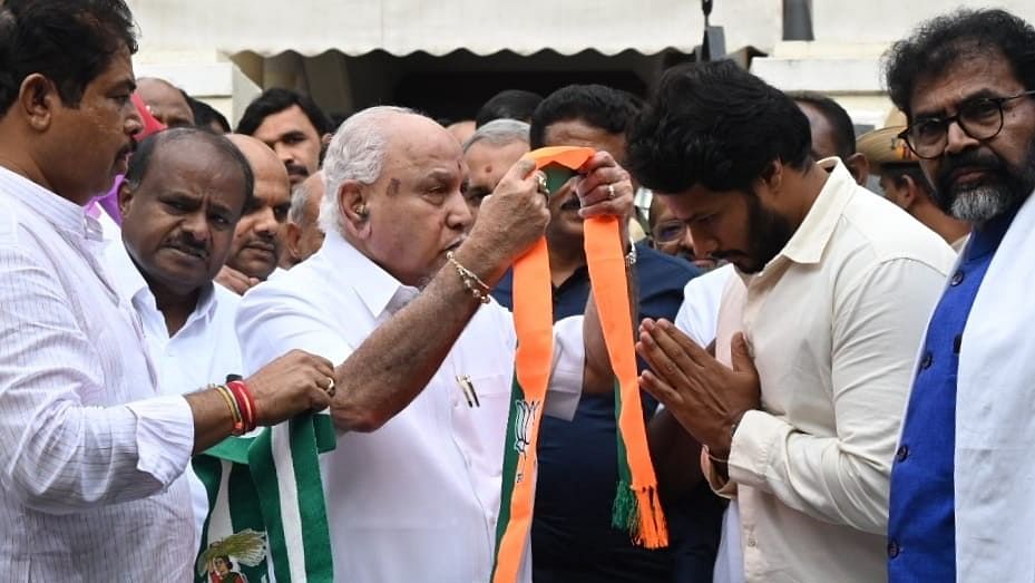 <div class="paragraphs"><p>BJP veteran B S&nbsp;Yediyurappa (centre) greeting Nikhil Kumaraswamy (second from right) as the latter's father and Union Minister H D Kumaraswamy (second from left) looks on. Nikhil was announced as the NDA candidate from the&nbsp;Channapatna constituency.</p></div>