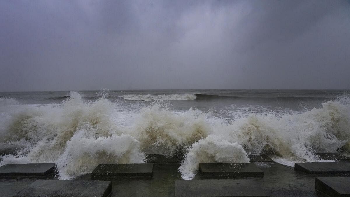 <div class="paragraphs"><p>Waves crash at the Digha beach ahead of the landfall of cyclone 'Dana', in Purba Medinipur district, West Bengal.</p></div>