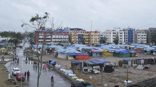 <div class="paragraphs"><p>Shops are seen closed near a beach at Digha ahead of the landfall of Cyclone 'Dana', in Purba Medinipur district, West Bengal.</p></div>