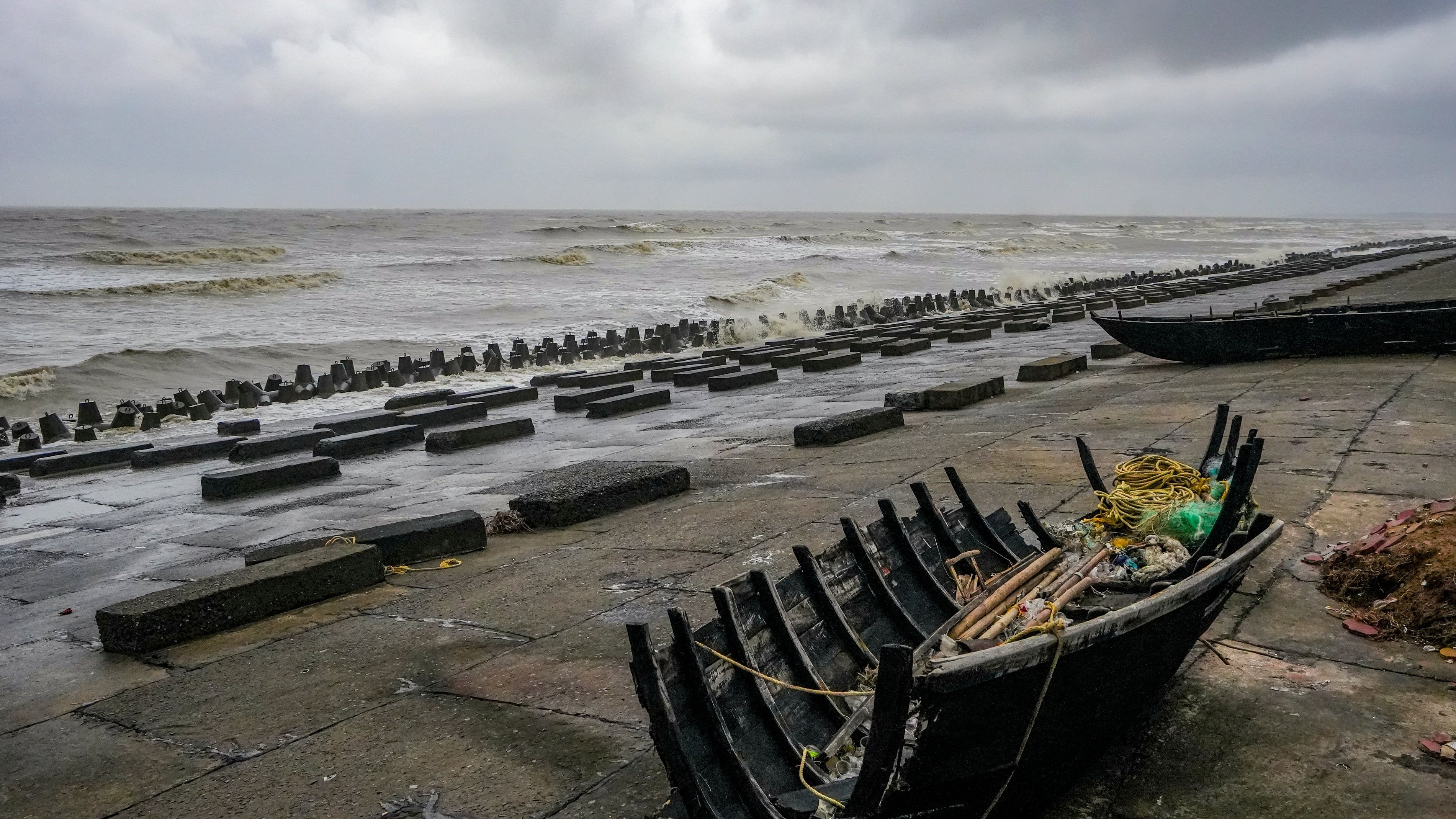 <div class="paragraphs"><p>Sea waves crash ashore at a beach at Digha after the landfall of Cyclone Dana, in Purba Medinipur district, West Bengal, Friday, Oct. 25, 2024. </p></div>