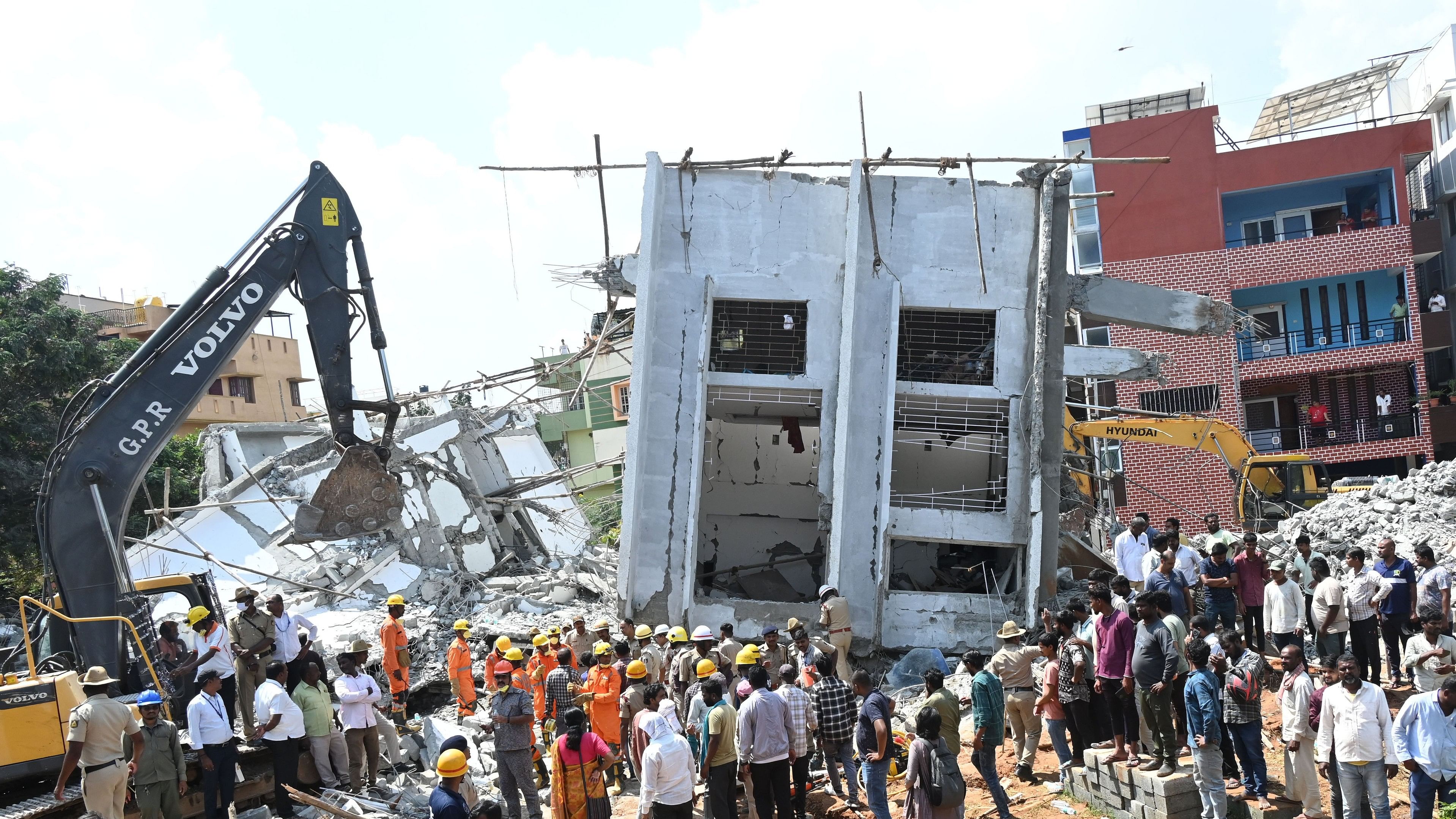 Rescue operation at the site where the multi-storey building collapsed in Babusapalya on Wednesday. DH Photo/B K Janardhan