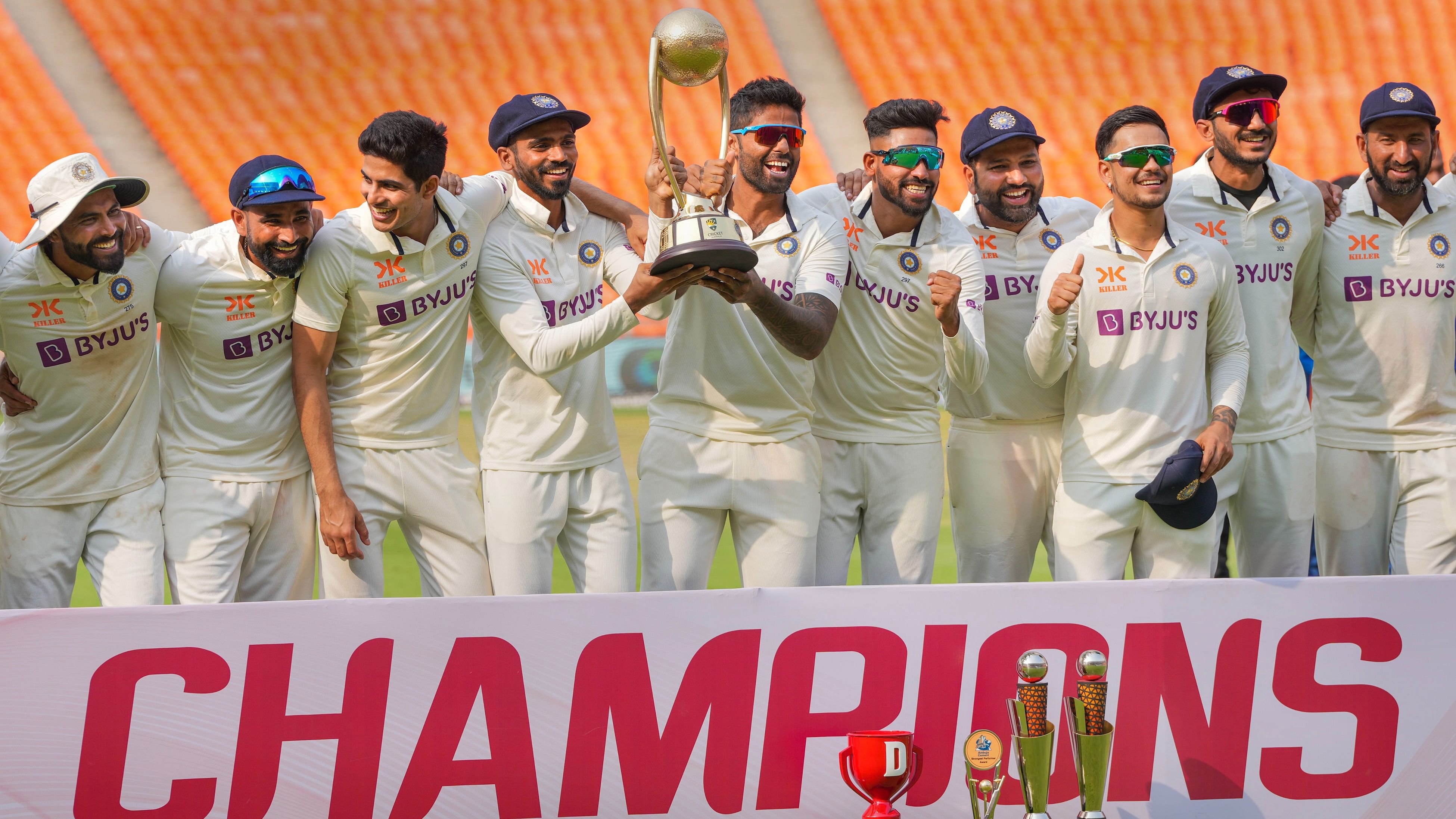 <div class="paragraphs"><p>Indian players pose with Border-Gavaskar Trophy 2023</p></div>