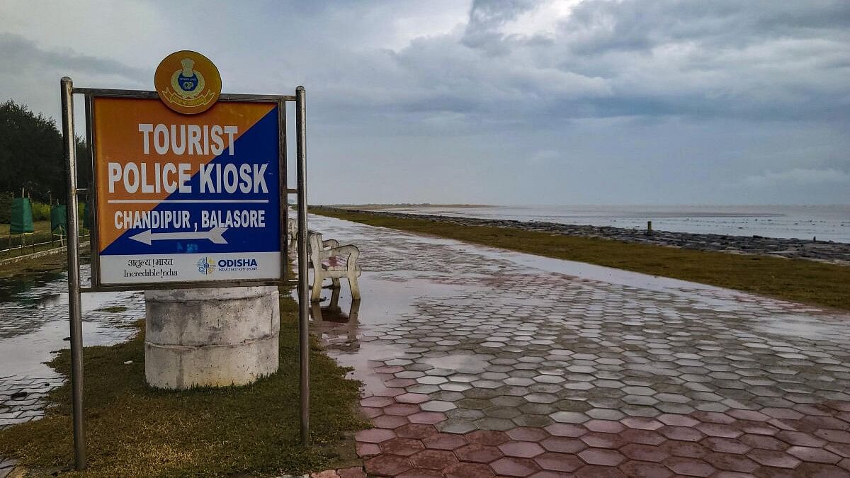 <div class="paragraphs"><p>A deserted Chandipur beach in view of cyclone 'Dana'.</p></div>