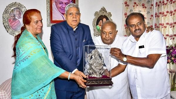 <div class="paragraphs"><p>Vice President Jagdeep Dhankar being felicitated by former prime minister and JD(S) MP H D Deve Gowda and Union Minister H D Kumaraswamy during a meeting, in Bengaluru.</p></div>