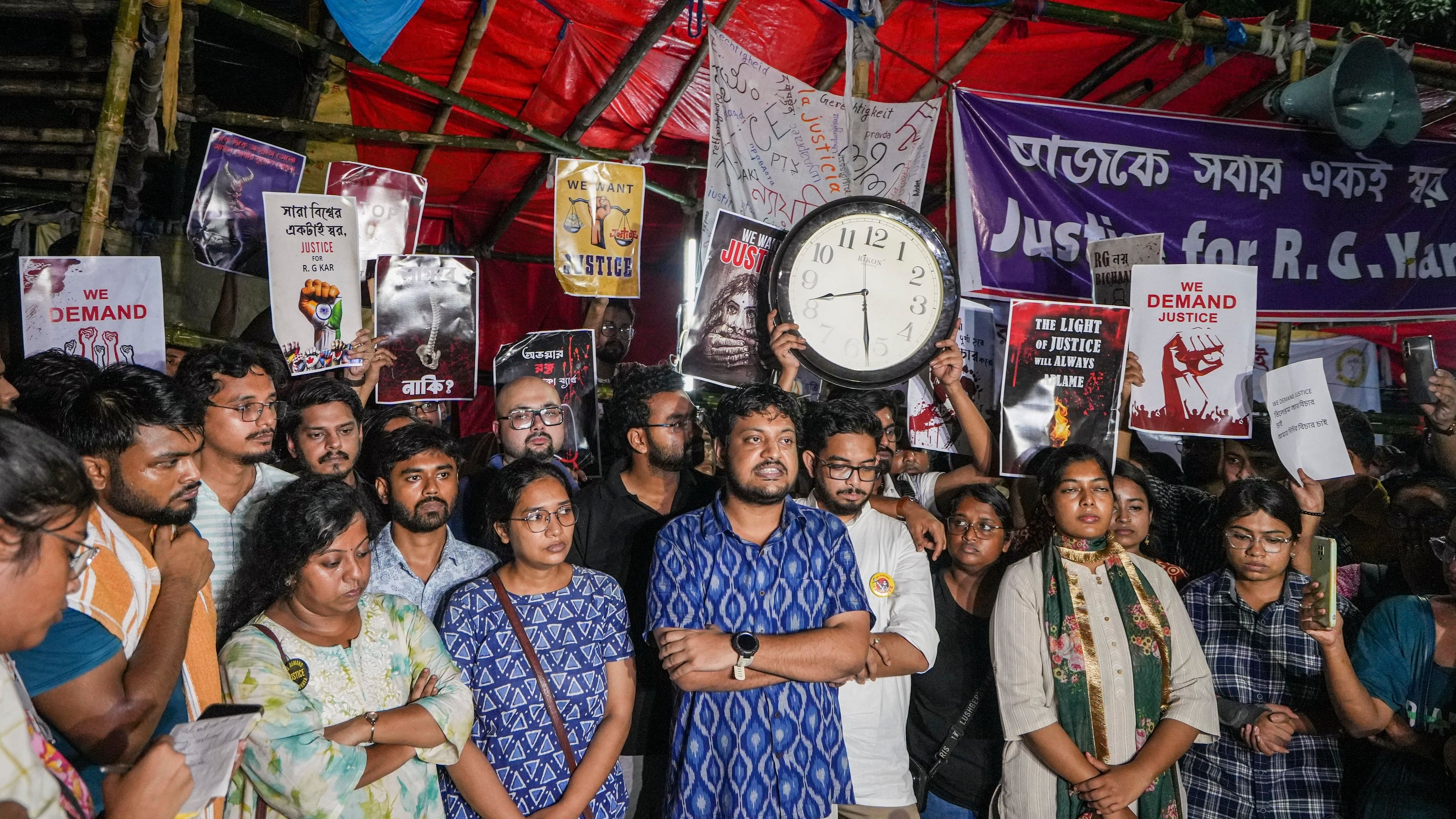 <div class="paragraphs"><p>Junior doctors hold a protest demanding justice for the victim of the R G Kar rape and murder case.</p></div>