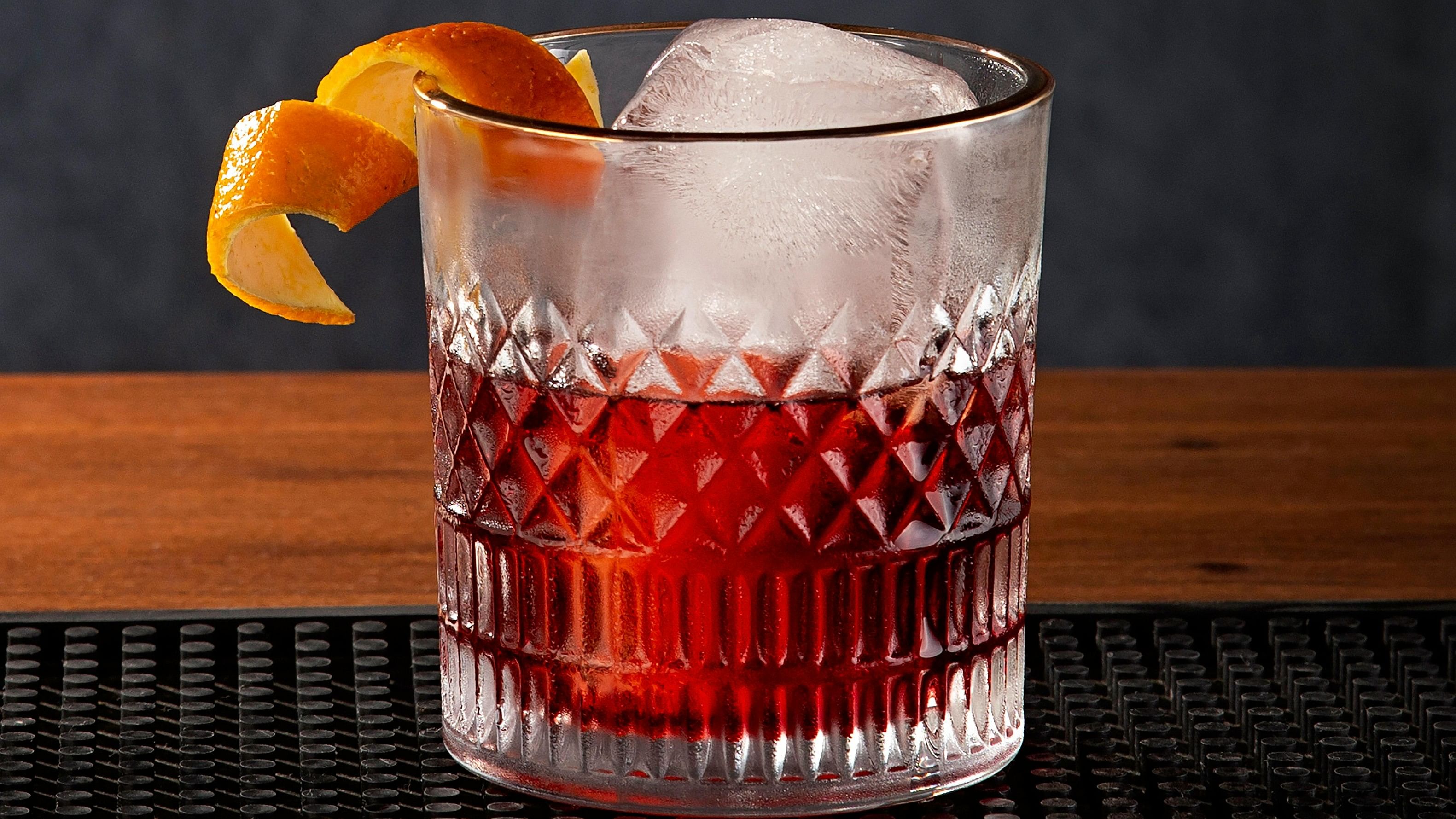 <div class="paragraphs"><p>Negroni. </p></div>