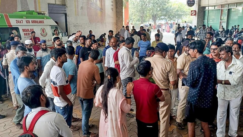 <div class="paragraphs"><p>Police personnel, passengers and others at Bandra railway station after a stampede, in Mumbai.</p></div>