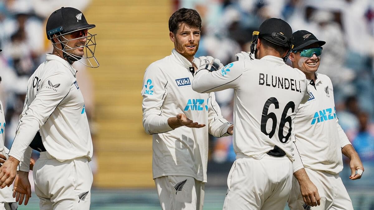 <div class="paragraphs"><p>New Zealand's Mitchell Santner with teammates celebrates the wicket of India's Virat Kohli on the third day of the second test cricket match between India and New Zealand, at the Maharashtra Cricket Association Stadium, in Pune, Saturday, Oct. 26, 2024.</p></div>