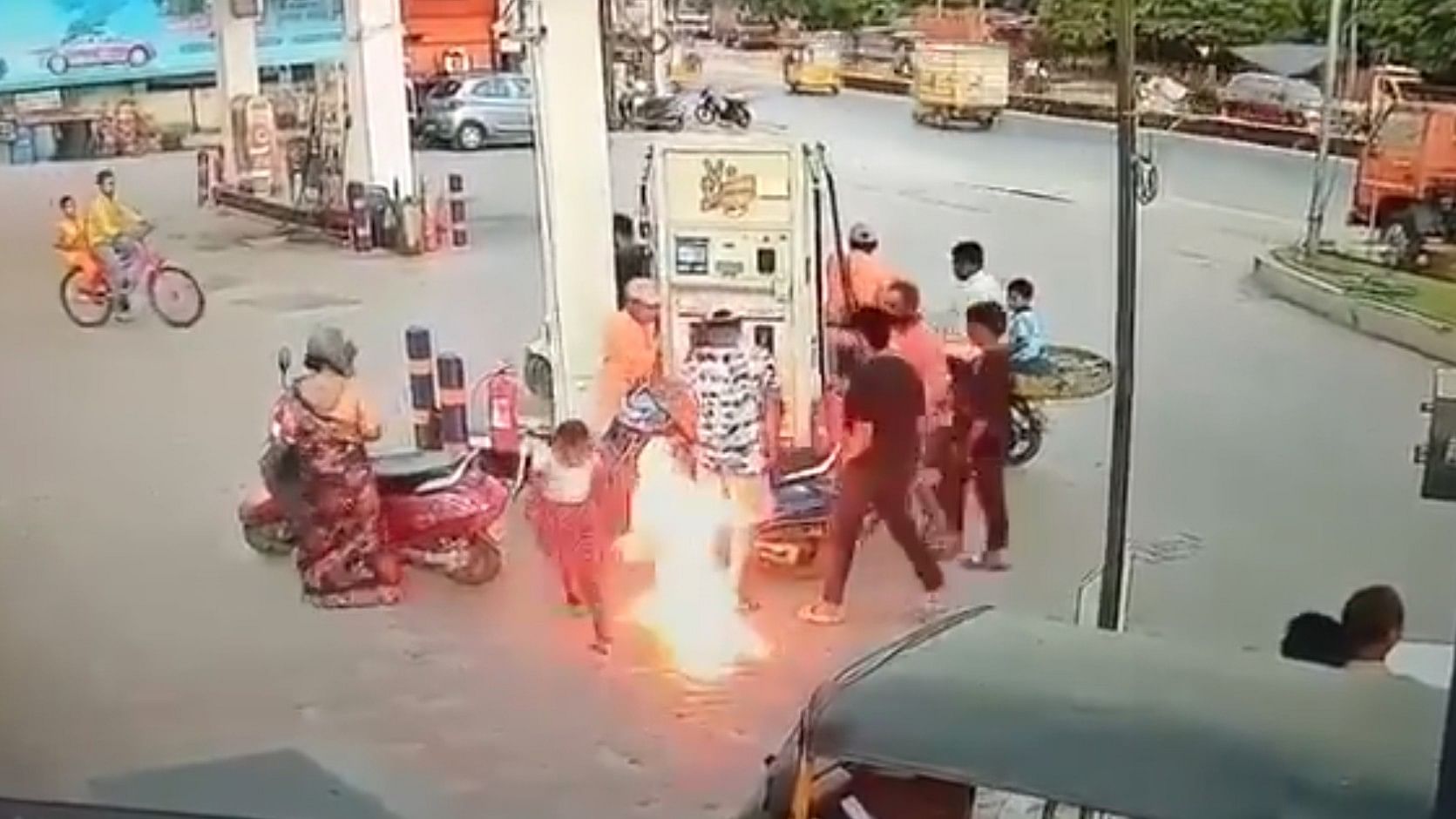 <div class="paragraphs"><p>Screengrab from a CCTV footage at the Hyderabad petrol pump.</p></div>