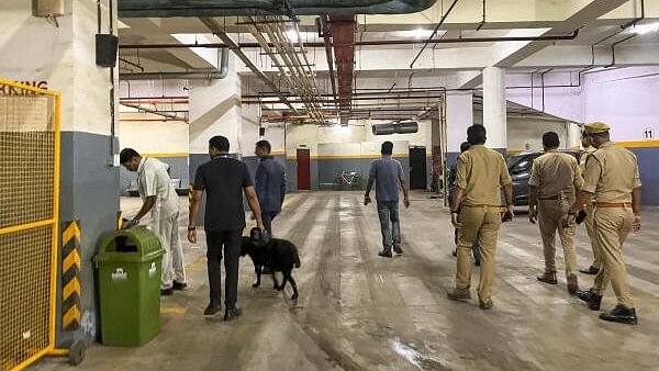 <div class="paragraphs"><p>Bomb disposal squad inspects a hotel that received bomb threats via email, in Hazratganj area of Lucknow.</p></div>