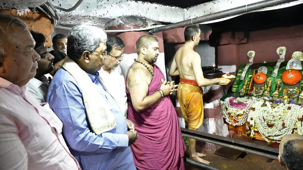 <div class="paragraphs"><p>Chief Minister Siddaramaiah offers obeisance to presiding deity, at Hasanamba temple, in Hassan, on Monday.</p></div>