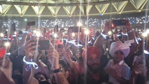 <div class="paragraphs"><p>People click pictures of singer-actor Diljit Dosanjh during his concert at JLN Stadium, in New Delhi.</p></div>