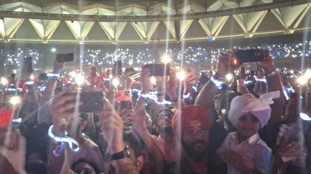 <div class="paragraphs"><p>People click pictures of singer-actor Diljit Dosanjh during his concert at JLN Stadium, in New Delhi, Sunday, Oct. 27, 2024.</p></div>