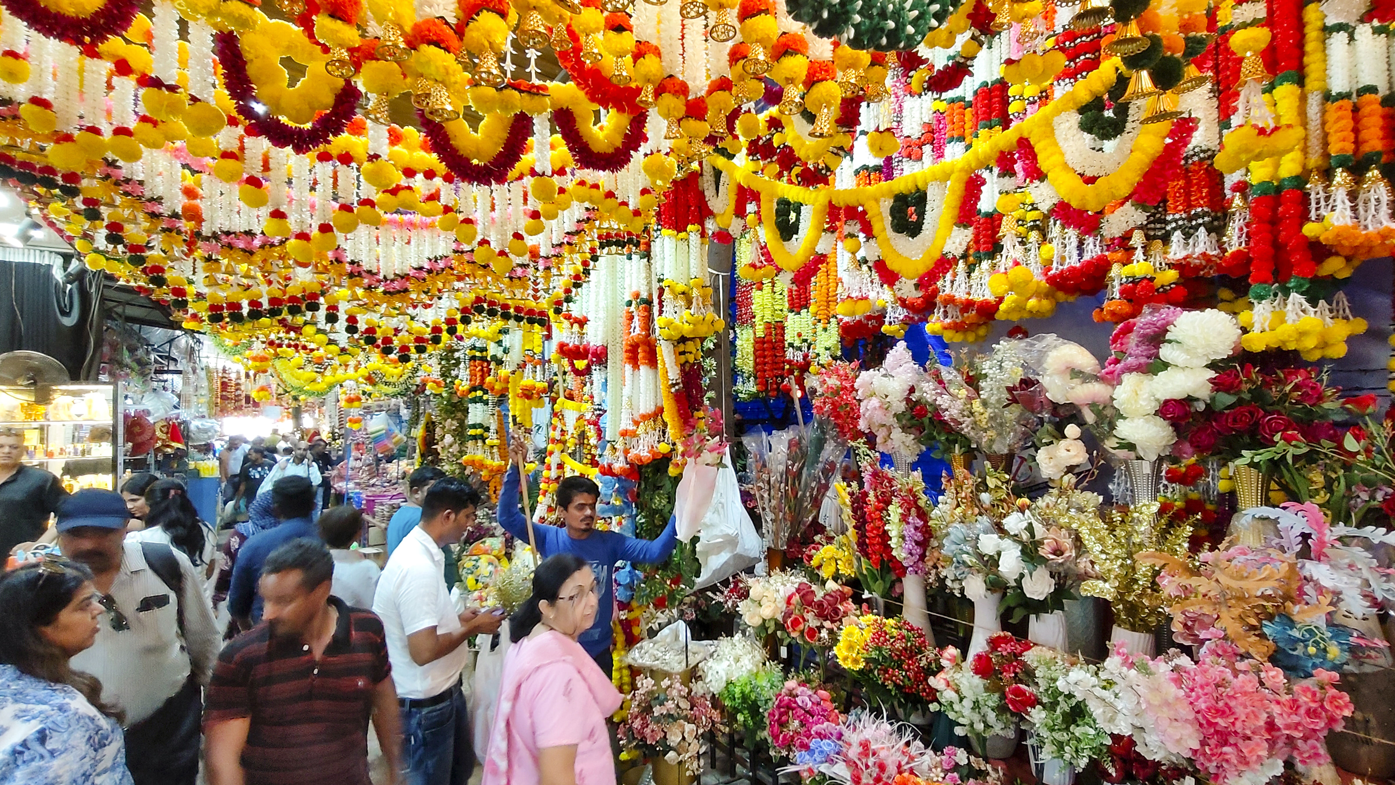 <div class="paragraphs"><p>Representative image of people shopping during festive season.</p></div>