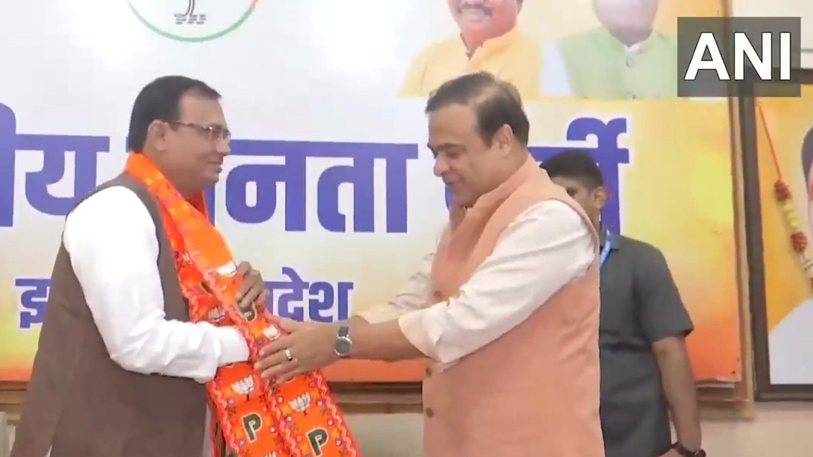 <div class="paragraphs"><p>Manas Sinha joins BJP. Screengrab of video.</p></div>