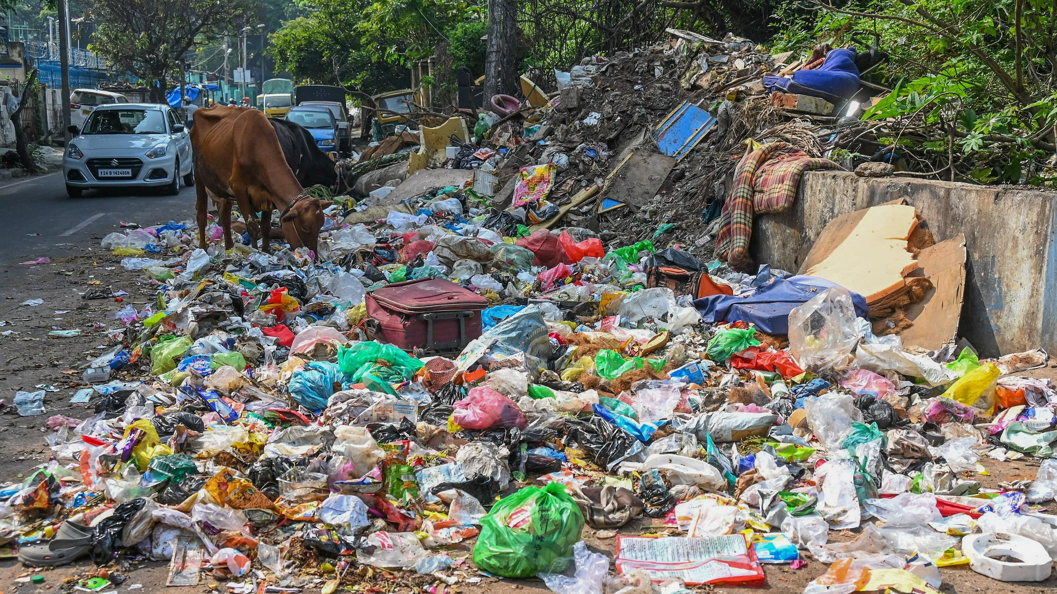 <div class="paragraphs"><p>Garbage piles up on Artillery Road in Halasuru in Bengaluru on Monday. </p></div>