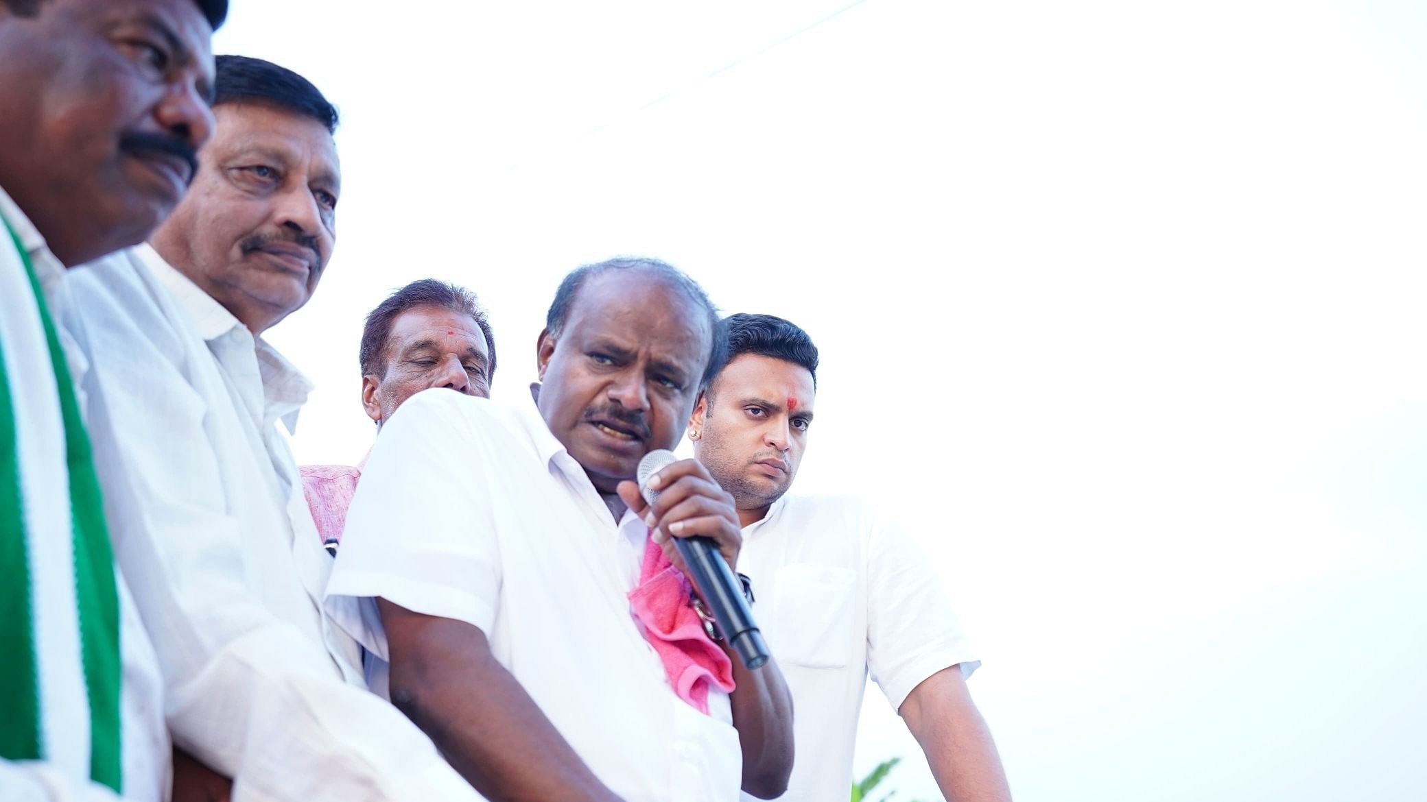 <div class="paragraphs"><p>Kumaraswamy tried to convince the community leaders saying BJP was not against any community and requested them not to believe the Congress blindly.</p></div>