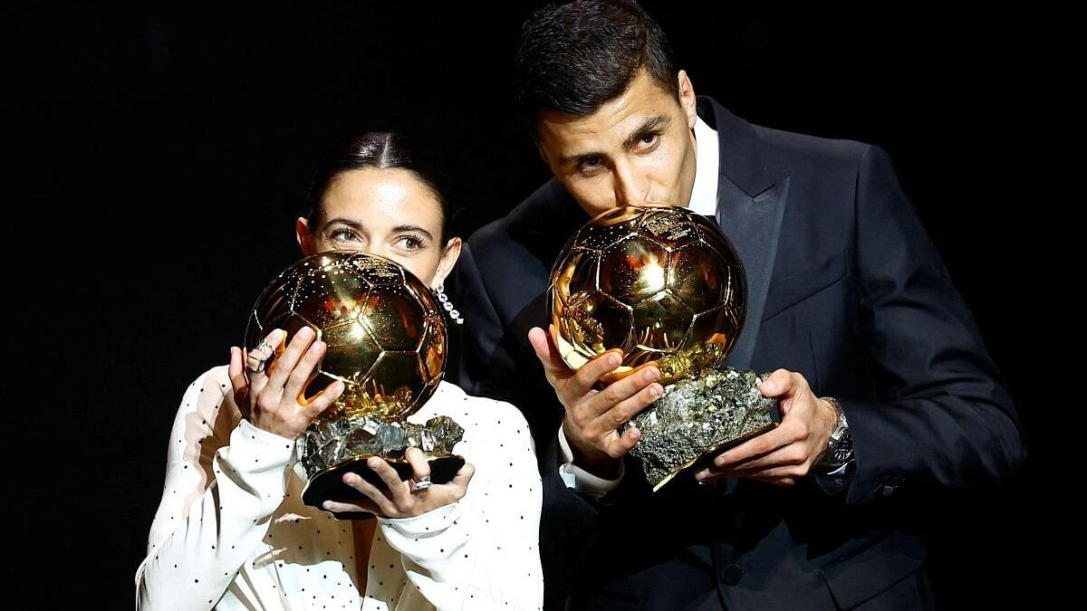 <div class="paragraphs"><p>Spanish players Manchester City's Rodri and FC Barcelona's Aitana Bonmati with the Ballon d'Or</p></div>